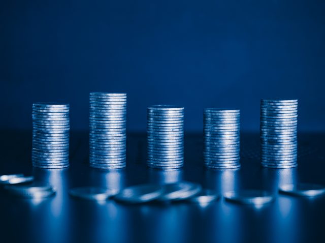 money-coin-on-desk-background-with-blue-filter-bu-2026-01-06-10-11-21-utc